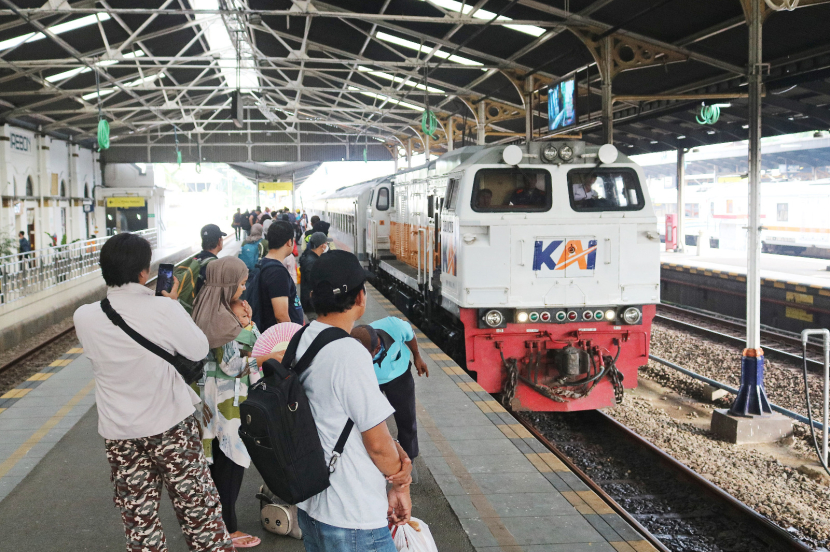 Para penumpang menunggu kedatangan kereta api. (Dok Humas Daop 3 Cirebon)
