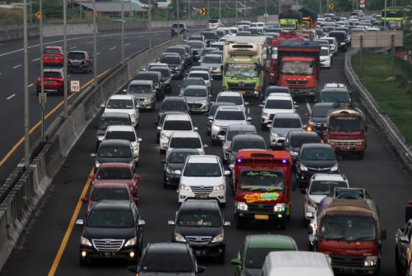 Sejumlah kendaraan melintasi jalan tol Surabaya-Gempol, Sidoarjo, Jawa Timur, Jumat (6/5/2022). Foto: ANTARA/Patrik Cahyo Lumintu