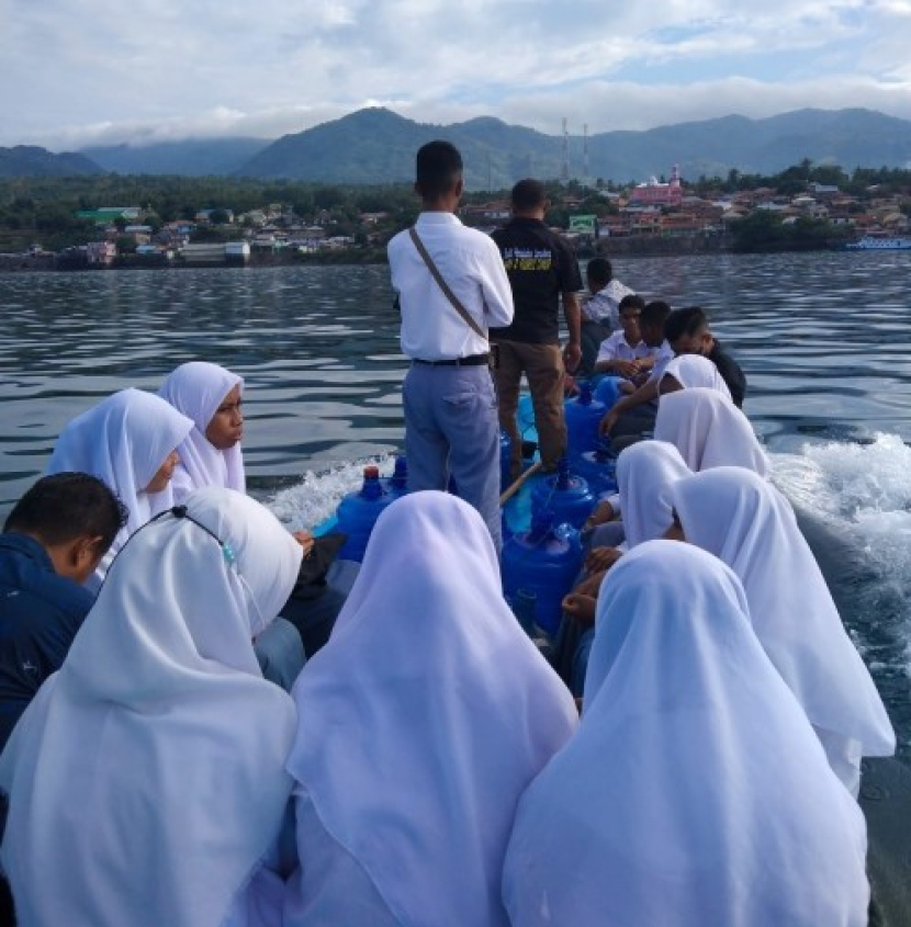 Peserta KSM dari NTT menaiki perahu menuju madrasah lokasi pelaksanaan KSM. Foto : pendis.kemenag.go.id