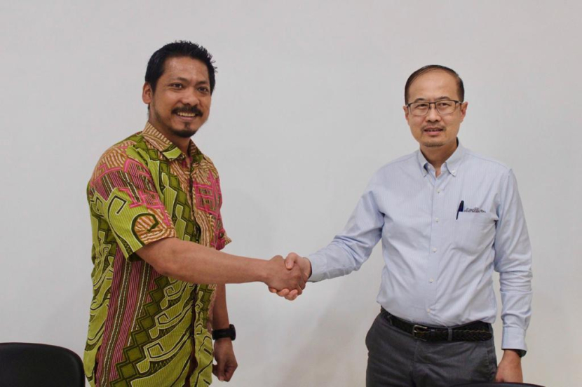 Penandatanganan kerja sama antara Direktur Teknik PT Asuransi Rama Satria Wibawa, Ishak Sidjabat, dan Direktur PT Imora Motor, Johanes Widjaja (kanan). (foto: asuransi rama)