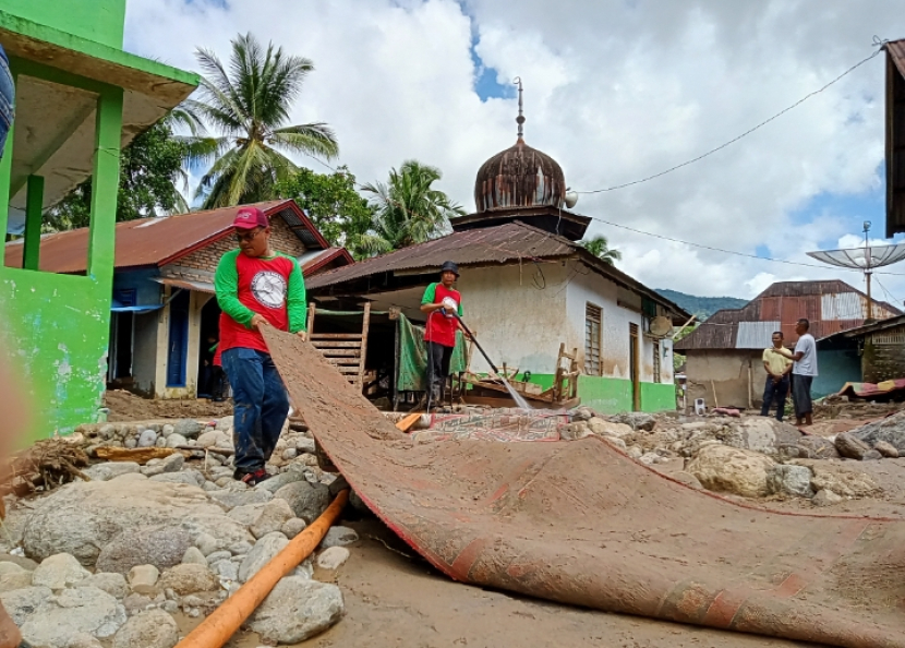 Kelompok Kemanusiaan Tilatang Kamang membersihkan karpet mushala di kampung halaman Tuanku Imam Bonjol.