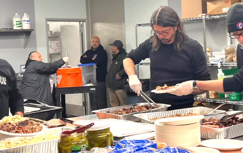 Instagram/vansleve/Dave Grohl sedang menyiapkan paket makanan untuk tunawisma