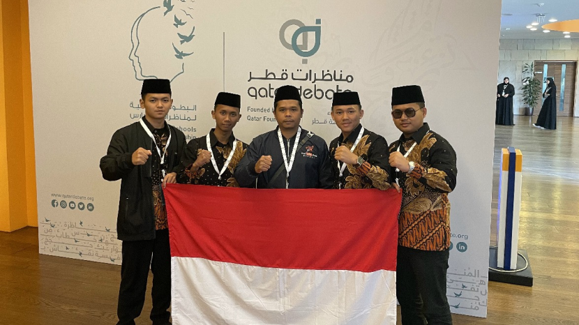 Delegasi Madrasah Aliyah (MA) Pesantren Al Hikmah 2, Brebes, Jawa Tengah yang menjadi juara dua International School Debating Championship 2023 (ISDC) di Doha, Qatar. Foto : pendis.kemenag