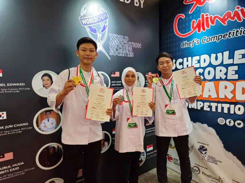 Tiga peserta didik berkebutuhan khusus, M Hafiz Farhan Syafawi, Nurul Hikmah, dan Made Agus Ari Purnawan  meraih medali di The 13th Salon Culinaire 2023.  Foto : puspresnas