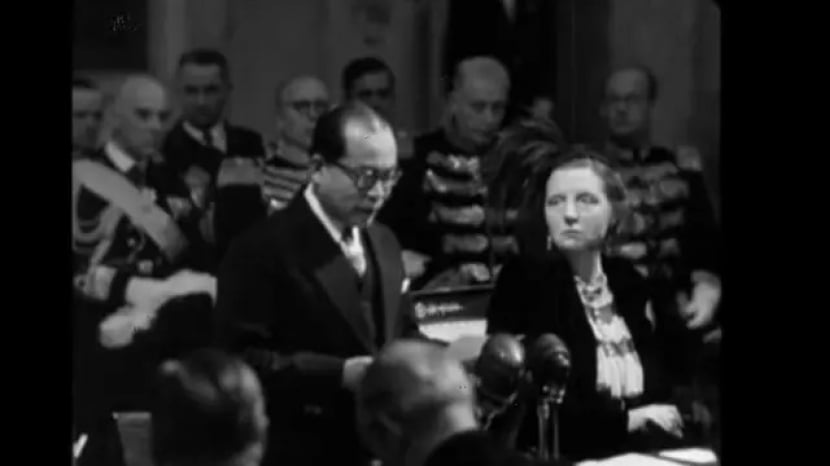 Wapres Moh Hatta berpidato di acara penadatangan perjanjian Konfrensi Meja Bundar di Den Haag, pada penghujung tahun 1949. Di sampingnya tampak Ratu Belanda menyimak dengan seksama isi pidatonya.