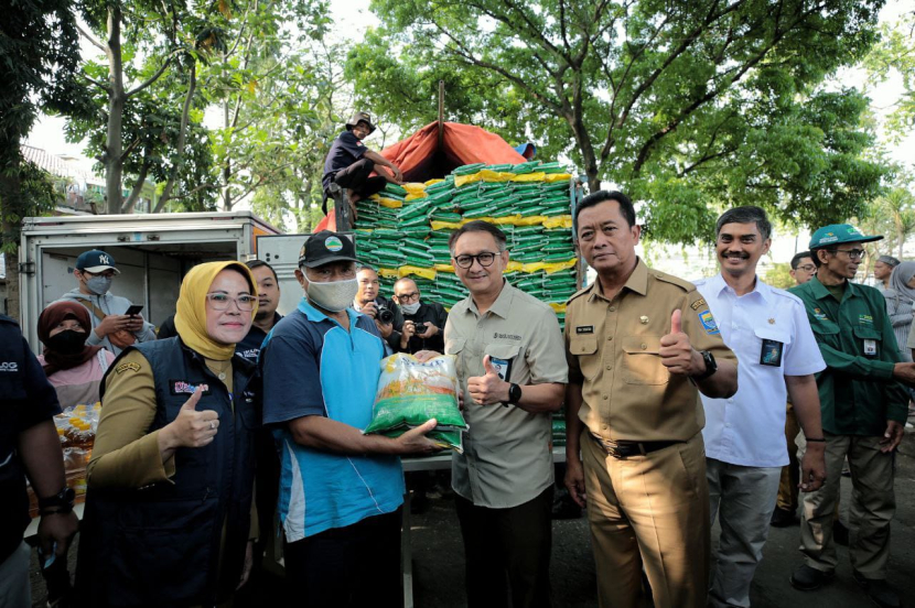 Deputi Kepala Bank Indonesia Jabar menyerahkan beras murah ke warga saat operasi pasar/Humas Pemkot Bandung