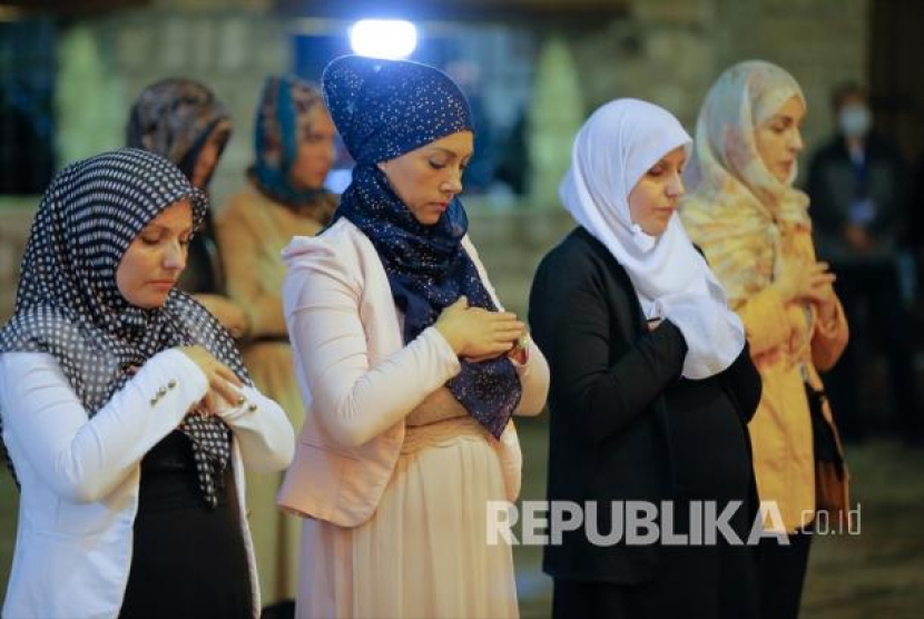 Muslim melakukan shalat dengan aturan jarak sosial pada malam yang diyakini sebagai Lailatul Qadar, salah satu malam paling suci bagi Muslim, di Masjid Gazi Husrev-beg di Sarajevo, Bosnia dan Herzegovina pada 20 Mei 2020. Foto: Anadolu/Mustafa Öztürk