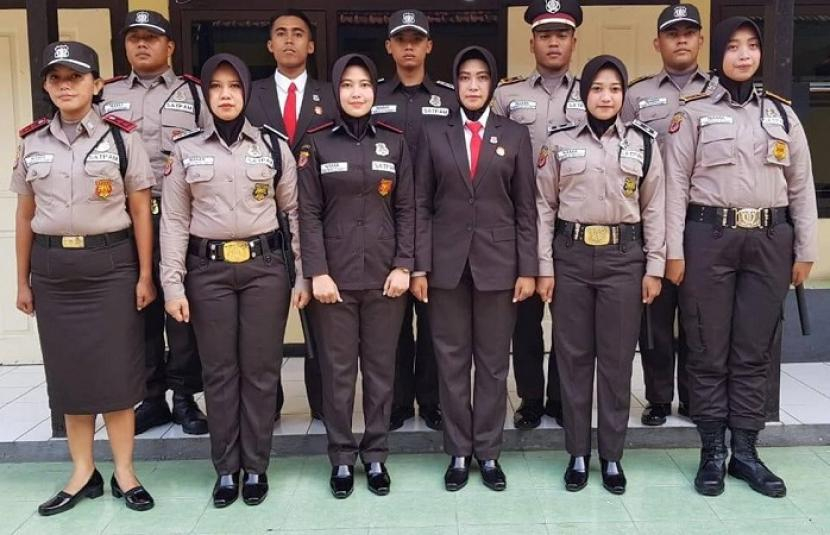 Pada 2020 seragam satpam sempat berubah menjadi cokelat, seperti seragam Korps Bhayangkara. Foto: Republika.