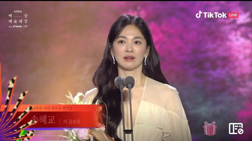 Song Hye-kyo saat memberikan pidato kemenangan. Dok: Twitter
