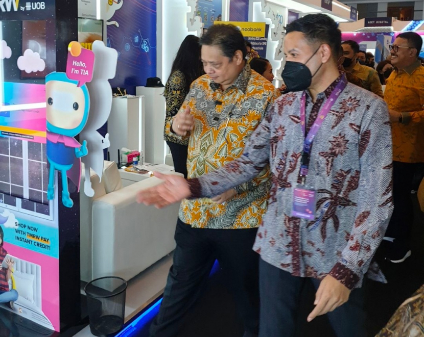 Menteri Koordinator Bidang Perekonomian Indonesia, Airlangga Hartarto didampingi Arief Tjakraamidjaja, Country Marketing Head UOB Indonesia, mengunjungi booth TMRW di Festival Ekonomi Keuangan Digital 2022.