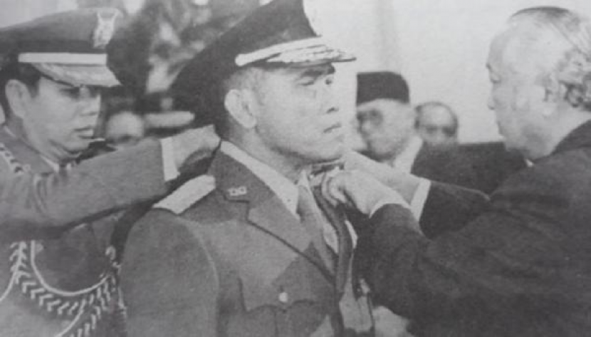 Panglima ABRI Jenderal Benny Moerdani (tengah) dan Presiden Soeharto (kanan).