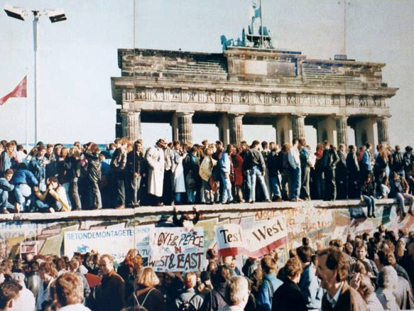Aksi unjuk rasa menuntut dirobohkannya Tembok Berlin pada 1989. (Arthur bon Moltke/Public Domain)