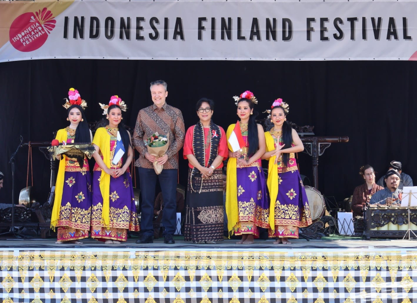 Dubes Jari Sinkari, Direktur Jenderal Amerika dan Eropa Kementerian Luar Negeri Republik Finlandia, serta Ratu Silvy Gayatri, Duta Besar RI untuk Finlandia dan Estonia, berfoto bersama pada pembukaan Indonesia Finland Festival 2023 di Helsinki, Finlandia (10/06/2023) Dok. Istimewa