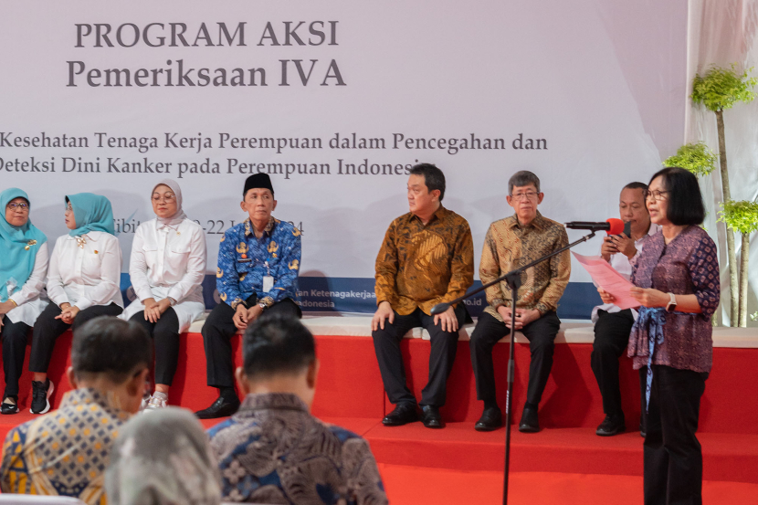 Direktur Indofood CBP Tan Suzi Indriani berbicara dengan karyawan Program Aksi Pemeriksaan IVA di PT Indofood CBP Sukses Makmur Tbk, Bekasi, Rabu (19/6/2024). Pemeriksaan IVA (Inspeksi Visual dengan Asam Asetat) ini sebagai metode deteksi dini kanker serviks pada tenaga kerja perempuan.