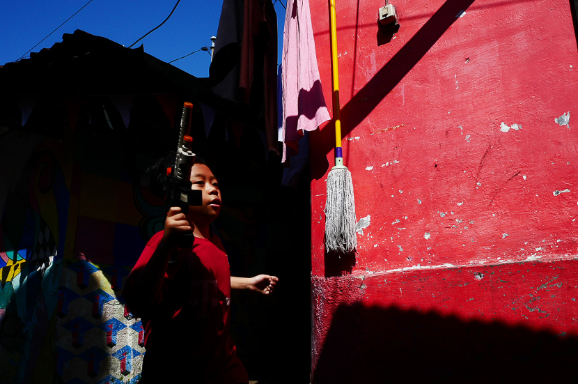 Seorang anak melintas gang warna-warni di sela acara hunting workshop street photography di Gang Cibunut, Jl Sunda, Kota Bandung, Ahad (11/8/2024). Workshop Street Photography bertema "Hues of the City: Colorful Alleys Photography Workshop" digelar DOSS Bandung bersama mentor Gatot Subroto. (Foto: Yogi Ardhi/Republika Network) (Lumix GX-8, Lumix Panaleica15mm/1.7)