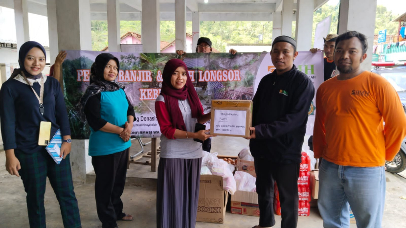 Laznas BMH mengirimkan bantuan untuk korban banjir di Kebumen, Selasa (18/10/2022). (Foto: Dolk BMH)