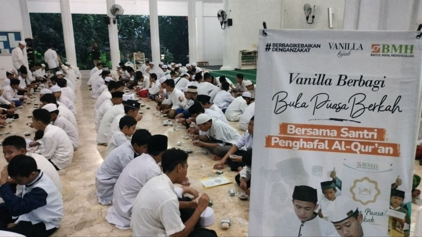 BMH Bersama Vanila Hijab menyalurkan paket buka puasa sunnah untuk santri di Pesantren Hidayatullah Kalimulya, Cilodong, Kota Depok, Jawa Barat, Kamis (20/10/2022). (Foto: Dok BMH)