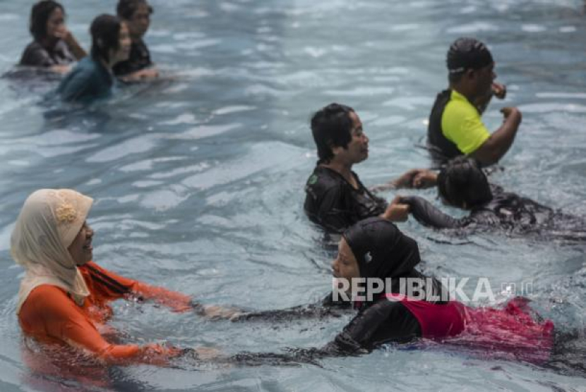 Ilustrasi wanita berenang. Foto: Republika/Putra M. Akbar