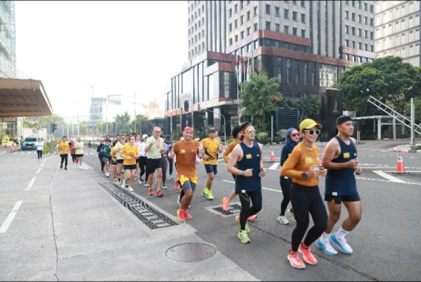 Masyarakat melakukan olahraga lari. Foto: Dok. Republika 