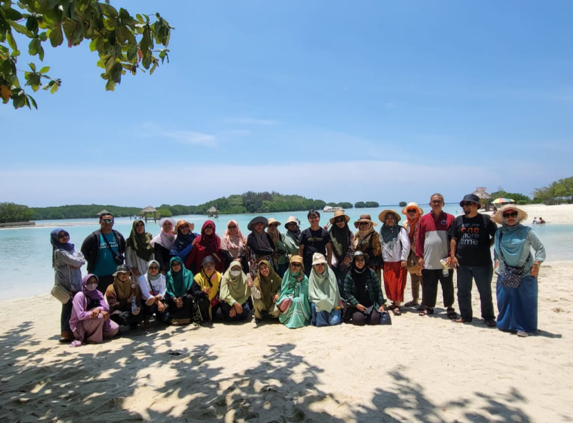 Rombongan Jawara Kota Depok di Pantai Pasir Perawan, Pulau Pari, Kepulauan Seribu.