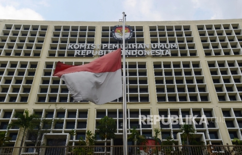 Pengadilan Negeri (PN) Jakarta Pusat memerintahkan KPU tidak melaksanakan sisa tahapan Pemilu 2024. Media mengartikan ini sebagai perintah menunda pemilu. Pada awal kemerdekaan, ada pemilu yang tertunda, yaitu Pemilu 1955. Foto ilustrasi Gedung KPU (foto: republika)