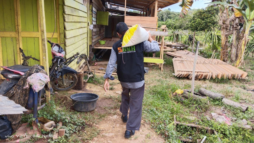 Laznas BMH menyalurkan bantuan sembako kepada masyarakat dhuafa dan mualaf yang berada di pedalaman Kalimantan Utara, yaitu Desa Sebidai dan Desa Sebawang Tana Tidung, Jumat (11/11/2022).  (Foto: Dok BMH)