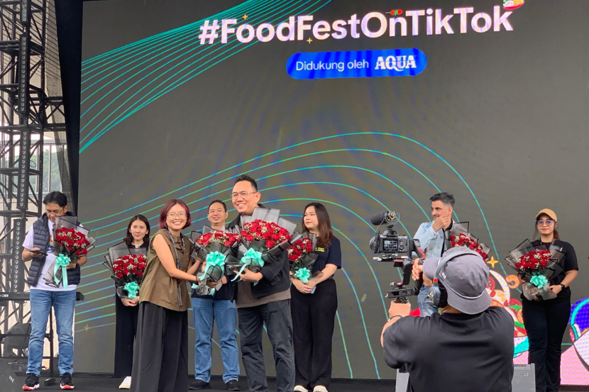 Etawalin menerima karangan bunga di sela acara FoodFest On Tiktok di Jakarta, Ahad (26/5/2024). Etawalin telah berpartisipasi dalam festival kuliner TikTok Indonesia pertama, #FoodFestOnTikTok 2024 yang berlangsung pada 25-26 Mei 2024 di Lapangan Banteng, Jakarta,