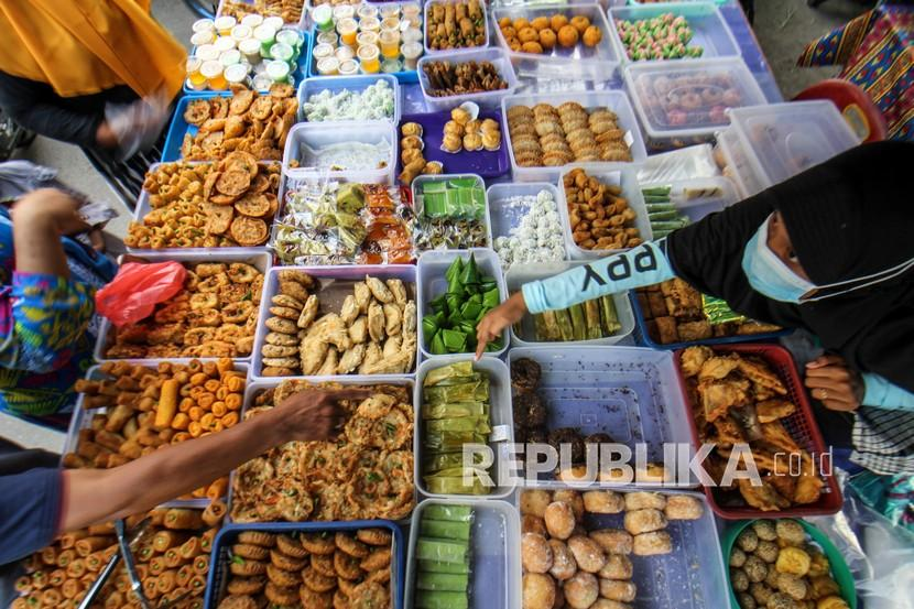 Takjil buka puasa Ramadhan. Diperbolehkan menerima takjil Ramadhan dari orang non-Muslim. Foto: Republika.