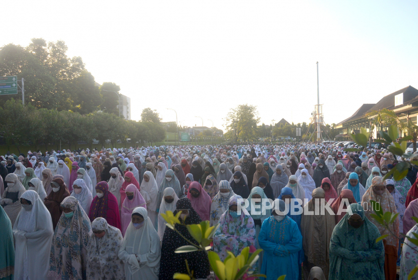 Sholat Id di lapangan. Warga Muhammadiyah menggelar Sholat Id di lapangan terbuka. Foto: Republika.