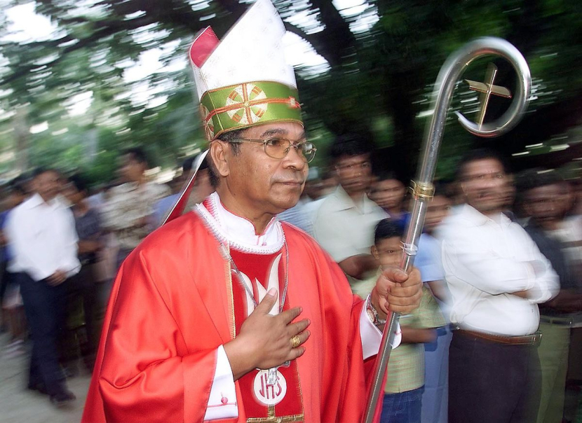 Pemimpin spiritual Timor Timur Uskup Carlos Belo tiba untuk memimpin misa terbuka di gerejanya di Dili 19 Mei 2002.  Foto: REUTERS/Darren Whiteside