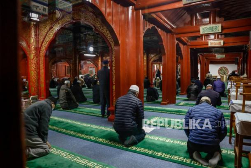 Umat Muslim melaksanakan shalat subuh selama Ramadhan di Masjid Niujie di Beijing, China, Kamis (23/3/2023). Foto: EPA-EFE/MARK R. CRISTINO