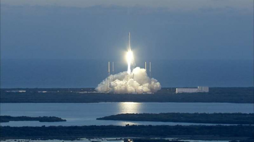 Roket SpaceX yang membawa satelit cuaca NASA diluncurkan pada Februari 2015 dari Cape Canaveral, Florida. 