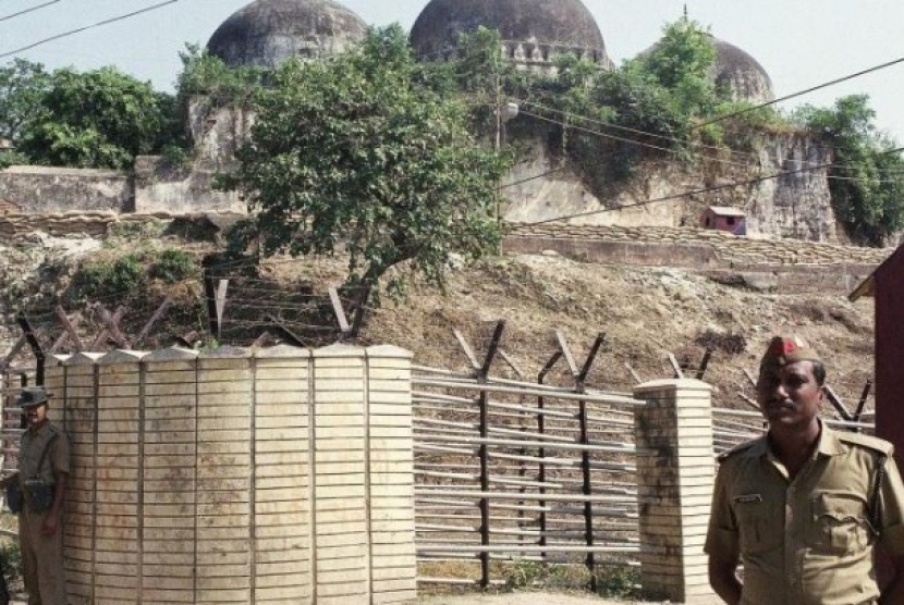 Masjid Babri di Ayodhya, India yang sejak lama menjadi sengketa antara Muslim dan Hindu. (dok. AP)
