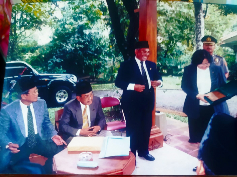  Megawati saat Wapres, kanan berdiri, duduk kiri Ridwan Saidi dan LetJen Pur M. Sanip