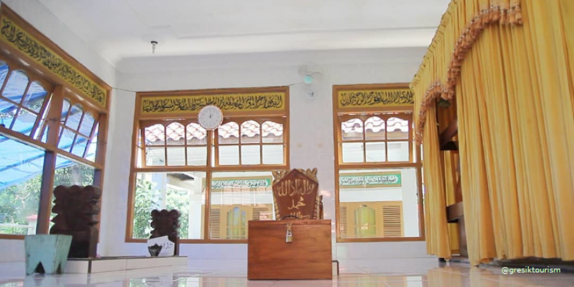 Makam Waliyah Zainab di Desa Diponggo, Kecamatan Tambak, Pulau Bawean, Gresik