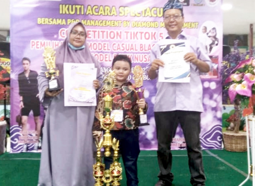 Mahesa Prabu Febriyanto meraih Juara Terbaik Antar Provinsi Pada Lomba Model Batik Nusantara yang di laksanakan, di Yogya grand Cirebon Kota Cirebon. (Diskominfo Indramayu)