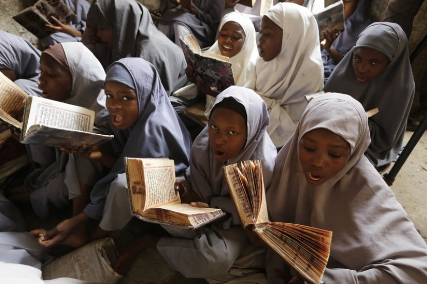 Anak perempuan sedang belajar Alquran di Kano Nigeria. (AP Photo/Sunday Alamba)