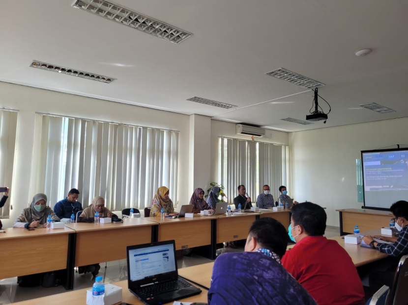   Para peserta mengikuti Pelatihan  (Awareness) Sistem Manajemen  Organisasi Pendidikan SNI ISO 21001:2018   di Gedung FAI Universitas Ibn Khaldun  (UIKA) Bogor, Selasa (7/6). Foto : kampus  