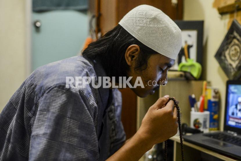 Ilustrasi berdzikir. Di masjid-masjid yang dikelola Muhammadiyah, tidak ada dzikir dan doa berjamaah dengan suara keras. Foto: Republika