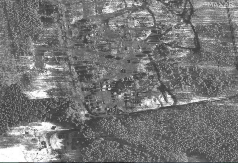 Gambar ini diambil pada 22 Februari 2022 oleh satelit Maxar Worldview-1, menunjukkan tenda pasukan dan area perumahan di Pochep, Rusia. Ganbar: Citra satelit © 2022 Maxar Technologies