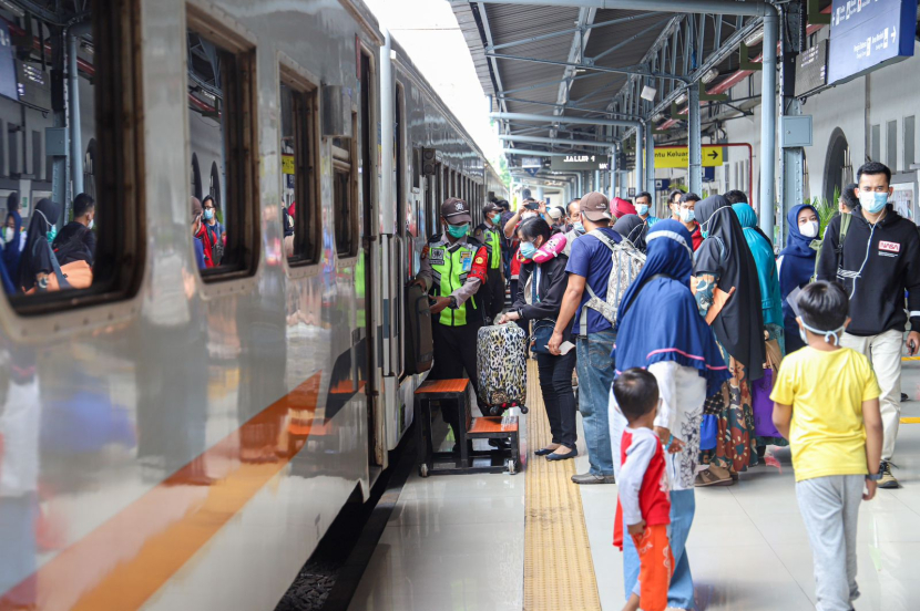 KAI mengajak masyarakat menggunakan kereta api untuk pulang kampung, liburan, atau tujuan lainnya karena moda transportasi kereta api memiliki banyak keunggulan.