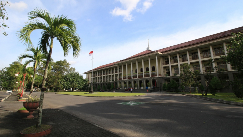 Wisuda Program Pascasarjana Periode II Tahun Akademik 2021/2022 di Grha Sabha Pramana (GSP) UGM dihadiri 125 wakil wisudawan beserta keluarga dan 854 mahasiswa secara daring. (Ilustrasi Gedung Pusat UGM) Foto : Dok UGM