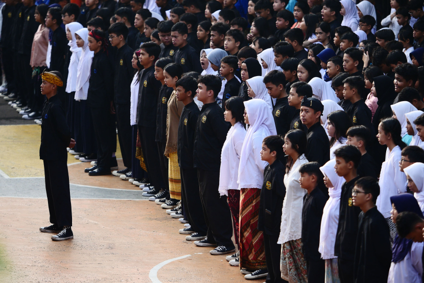 Siswa-siswi berpakaian tradisional mengikuti Upacara peringatan Hari Pendidikan Nasional di Lapang sekolah SMPN 7 Bandung, Kamis (2/5/2024).