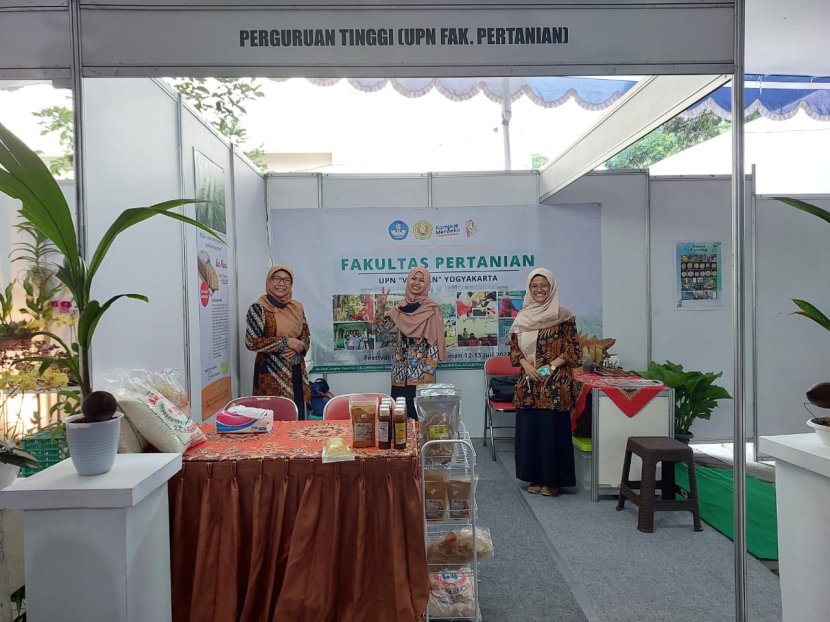 Kegiatan Bazar sebagai salah satu daya Tarik kegiatan lumbung mataraman. Foto merupakan Stand Bazar dari produk penelitian dan pengabdian pada masyarakat Fakultas Pertanian UPN “Veteran” Yogyakarta (12-13/7/2022)