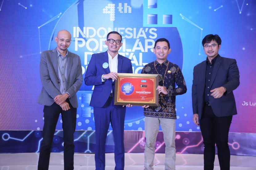 PT Jasa Raharja berhasil meraih penghargaan dalam ajang Indonesia’s Popular Digital Product Awards 2023 (Financial Industry) yang diselenggarakan The Iconomics, di Jakarta, Jumat (17/02/2023). (foto: istimewa)
