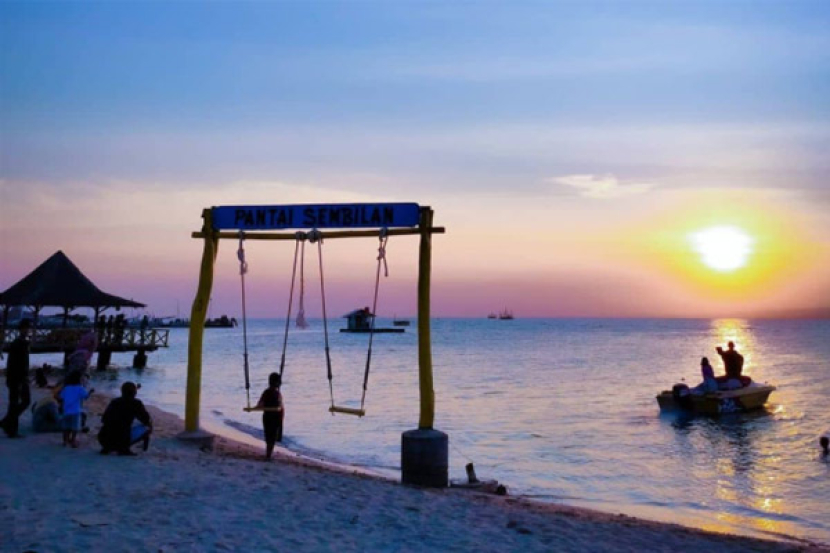 aktivitas wisatawan di Pantai Sembilan (dok.sikidang)