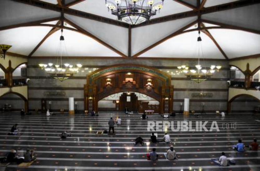 Umat muslim melakukan itikaf pada sepuluh malam terakhir Ramadhan 1442 H di Masjid Pusdai, Kota Bandung. Niat Sholat Tahajud Lengkap dengan Doa dan Keistimewaannya. Foto: Republika/Abdan Syakura