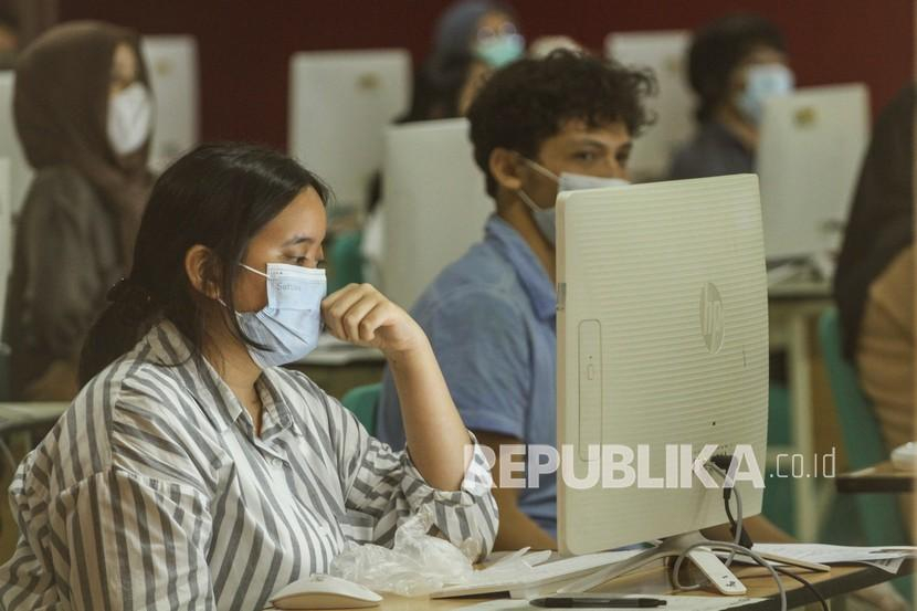 Karena masih dalam masa pandemi Covid-19 sejumlah universitas menerapkan protokol kesehatan yang ketat untuk iku UTBK-SBMPTN 2022 . Foto : Antara