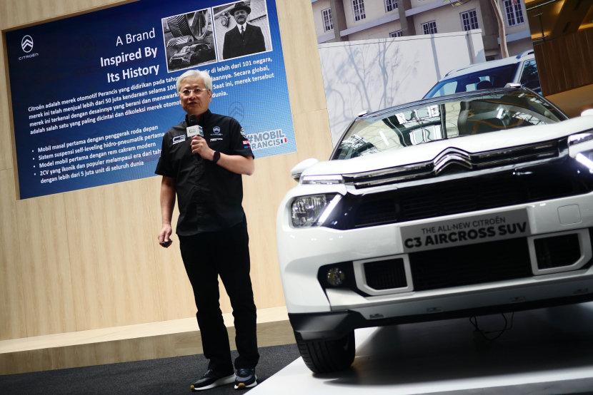 Chief Executive Officer, Citroēn Nusantara, Tan Kim Piauw menjelaskan sejhaluan|jurusan|panduan|pedoman|petunjuk danmenu Citroen The All New C3 Aircross SUV di Bandung, Selasa (30/4/2024).