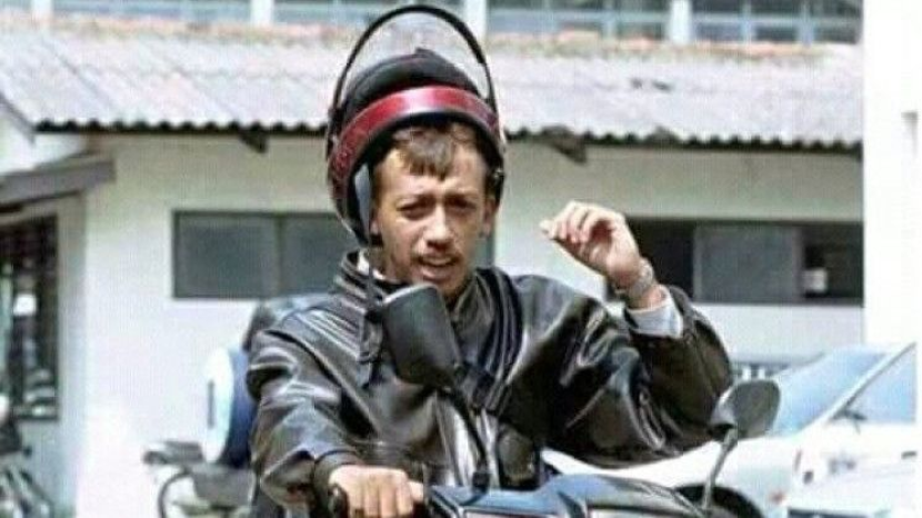 Munir dan sepeda motor kesayangannya yang raib dicuri di kantor YLBHI Jakarta.